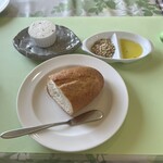 トミズダイナー - 上左手からガーリックバター、ディユカ、オリーブオイル