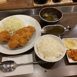 とんかつ ジーエス - ジーエスセット。上ロースかつ、上ヒレかつひとつ、小さなポットに入ったカレールーのセットです。