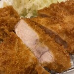 Tonkatsu Jiesu - 上ロースかつは脂身少なめ、ウェルダンな断面です。