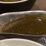 Tonkatsu Jiesu - カレールー。緑色です。標準的なカツカレーのルーとは異なります。