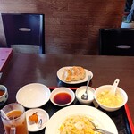上海縁 - 五目炒飯餃子+スープ ￥968