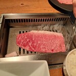 焼肉うしごろ - 牛脂を塗った鉄板の上で、大判サーロインを焼く様子・その２です。