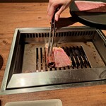 焼肉うしごろ - 牛脂を塗った鉄板の上で、大判サーロインを焼く様子・その６です。