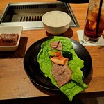 焼肉うしごろ - ポン酢に浸けた大判サーロインをサンチュにのせ、その上に白菜キムチとオイキムチをのせたものなどです。