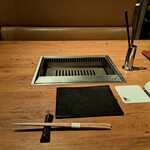 焼肉うしごろ - 私が案内されたテープル席の鉄板です。