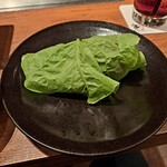 焼肉うしごろ - ポン酢に浸けた大判サーロイン、白菜キムチ、オイキムチをサンチュで巻いたものです。