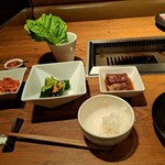 焼肉うしごろ - サンチュ、白菜キムチ、オイキムチ、おろしポン酢に浸けた大判サーロインなどです。