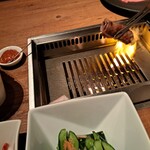 焼肉うしごろ - 牛脂を塗った鉄板の上で、大判サーロインを焼く様子・その４です。