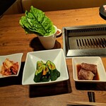焼肉うしごろ - 白菜キムチ、オイキムチ、サンチュ、ポン酢に浸けた大判サーロインです。