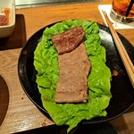 焼肉うしごろ - サンチュの上に、おろしポン酢に浸けた大判サーロインをのせたものです。