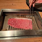 焼肉うしごろ - 牛脂を塗った鉄板の上で、大判サーロインを焼く様子・その５です。