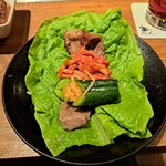 焼肉うしごろ - サンチュの上に、おろしポン酢に浸けた大判サーロインと白菜キムチ、オイキムチをのせたものです。