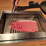 焼肉うしごろ - 牛脂を塗った鉄板の上で、大判サーロインを焼く様子・その７です。
