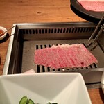 焼肉うしごろ - 牛脂を塗った鉄板の上で、大判サーロインを焼く様子・その３です。