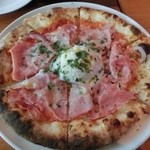 カステルモーラ - 生ハムと半熟玉子のピザ