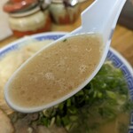 純とんこつ無双 - スープ拡大写真　後を引く美味しさ