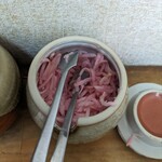 純とんこつ無双 - 紅生姜　卓上には後、ゴマと胡椒だけ