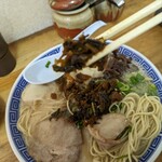 純とんこつ無双 - 辛いので大量に入れると味変になります。