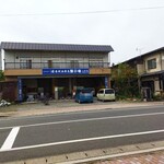 食堂 いしや - 向かいの石材店前にも駐車可