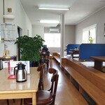 食堂 いしや - すっきり清潔な店内