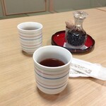 日本料理みうら - 最初にお茶とお絞り来ます