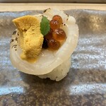 藪sou鮨・旬の魚 - 炙りホタテのウニイクラのせ岩海苔を添えて