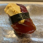 藪sou鮨・旬の魚 - マグロ赤身漬けウニのせ