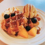 COCOAINA cafe&bar - アイスクリームとワッフルに、贅沢にアイスフルーツを添えて、至福のひと時を。フルーツはマンゴーとブルーベルーベリーです。