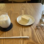 自家焙煎珈琲店ドゥ ムートン - 料理写真:カスカラオレ650円とチーズケーキ400円