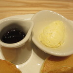 オリジナルパンケーキハウス - ホイップバターとシロップ