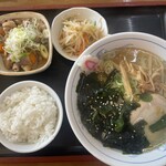 大関 - 塩ラーメン＋わかめ＋もつ煮セット
