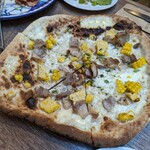 PIZZERIA DEL CAPITANO - コーンと豚肉のピザ 1600円(2023年7月)