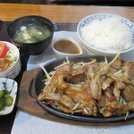 亀屋食堂 - ラム鉄板焼き定食1,000円