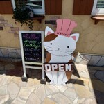 Patisserie irodori - 入口のところにネコちゃん看板お出迎え