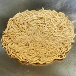 お好み焼き 鉄ちゃん - 極めて丁寧に丸く丸くそばを焼いていきます　うどんでも同じです