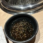 近江牛専門店 近江かど萬 - ポン酢ベースの自家製タレ。深い醤油の風味が近江牛の甘みを包み込み、まろやかな味わいになるそうです。