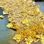 お好み焼き 鉄ちゃん - こうやって鉄板に一気に広げて余計な水分を飛ばすのが美味しさのポイント