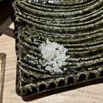 近江牛専門店 近江かど萬 - 卓上の塩で食べても美味しい