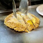 お好み焼き 鉄ちゃん - 先に小手で切ってから出してくれます　もう待ちきれない！