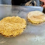 お好み焼き 鉄ちゃん - 例によって肉玉そばダブル用のそばと普通サイズはこれだけ違います