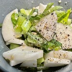 お好み焼き 鉄ちゃん - 注文を受けてから作ってくれる自家製塩ダレの蕪サラダ　作り置きすると水分が出ちゃうんだとか