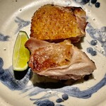 とり茶太郎 - 名古屋コーチンモモ炙り　レモンを絞って王道の味を堪能します