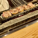 とり茶太郎 - しずく鴨が近火の強火で美味しく焼かれていきます