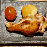 とり茶太郎 - いつもの燻製盛り合わせはほろほろ鳥の手羽元＆金柑＆スカモルツァチーズ