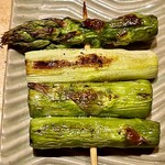 とり茶太郎 - グリーンアスパラも近火の強火でしっかり火入れてあります