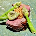 とり茶太郎 - 目の前で焼かれたしずく鴨のロースは焼いた葱坊主が添えられて登場