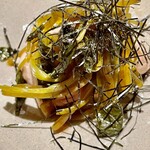 とり茶太郎 - 与論島のほろほろ鳥の叩き　花山葵がきりりと辛くて酒にぴったり