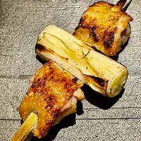 とり茶太郎 - 上が比内地鶏で下が山形地鶏のねぎま