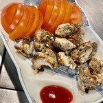 お好み焼き 鉄ちゃん - ジャークチキンにはトマトスライスたっぷり　栄養バランスも考えてくれています