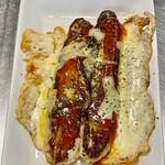 お好み焼き 鉄ちゃん - ワイフのリクエストでトマトチーズ焼き　しっかりカリカリなベーコンが美味い